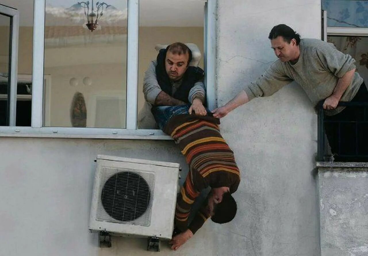 Монтаж кондиционера прикол. Забавный монтаж. Монтаж кондиционера прикол. Забавный монтаж. Монтаж кондиционера прикол.