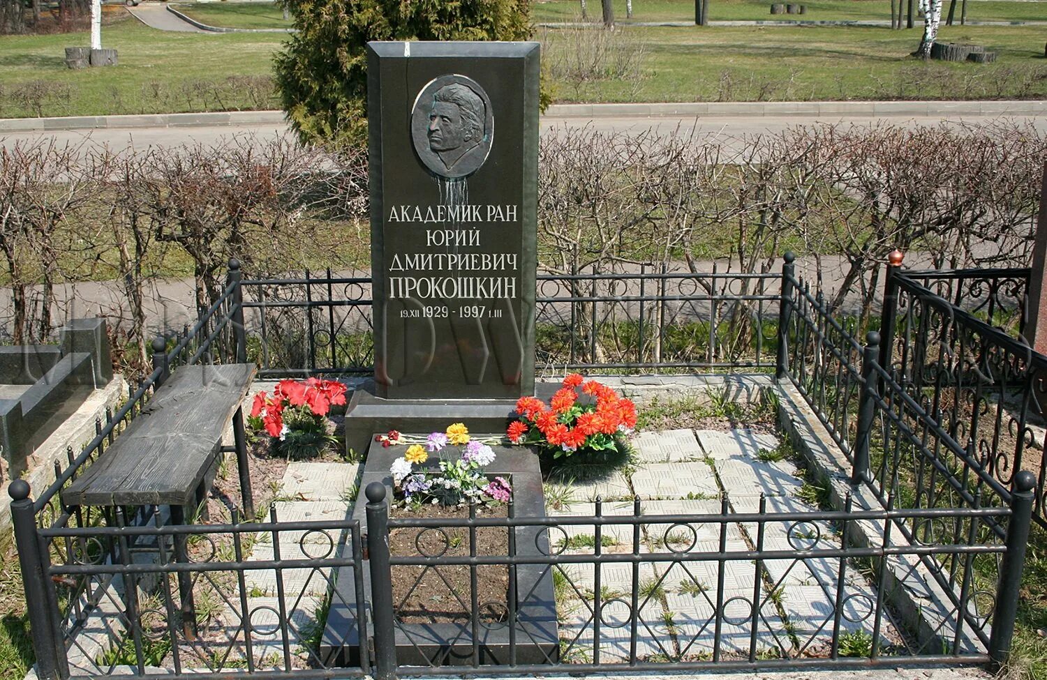 Могила василия сталина в москве на троекуровском кладбище. Могила василия сталина на троекуровском. Где похоронили сына сталина. Где похоронили сына сталина. Могила василия сталина на троекуровском.