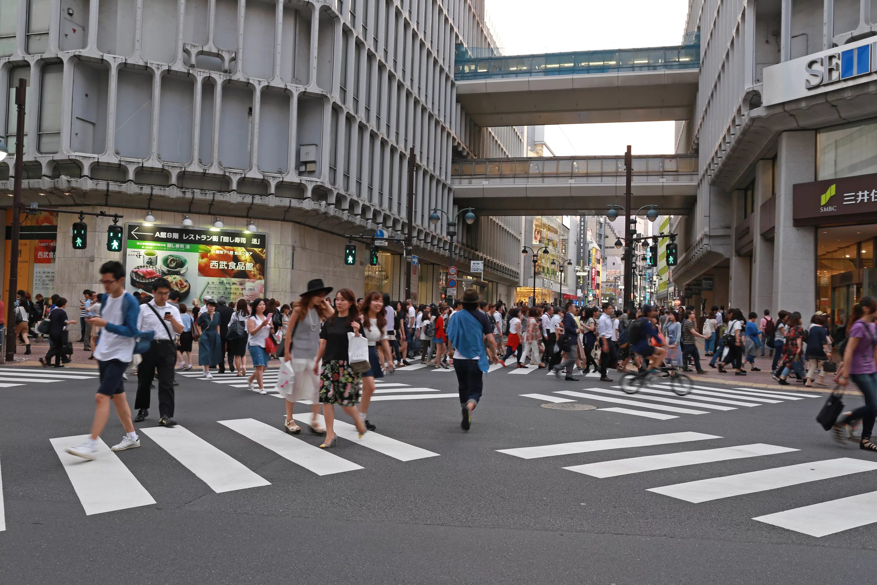 Lagerfeld tokyo shibuya. Токио пешеходы. Токио пешеходный переход. Пустая Шибуя. Pedestrian Crossing.
