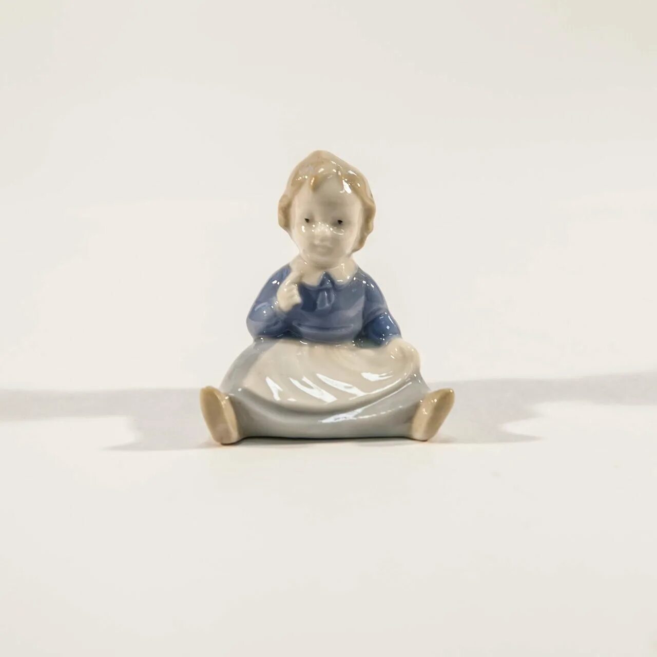 статуэтка сидящая девушка milla. сидящие фигурки. фигурка девочки. сидящие фигурки. фарфор ладро испания.