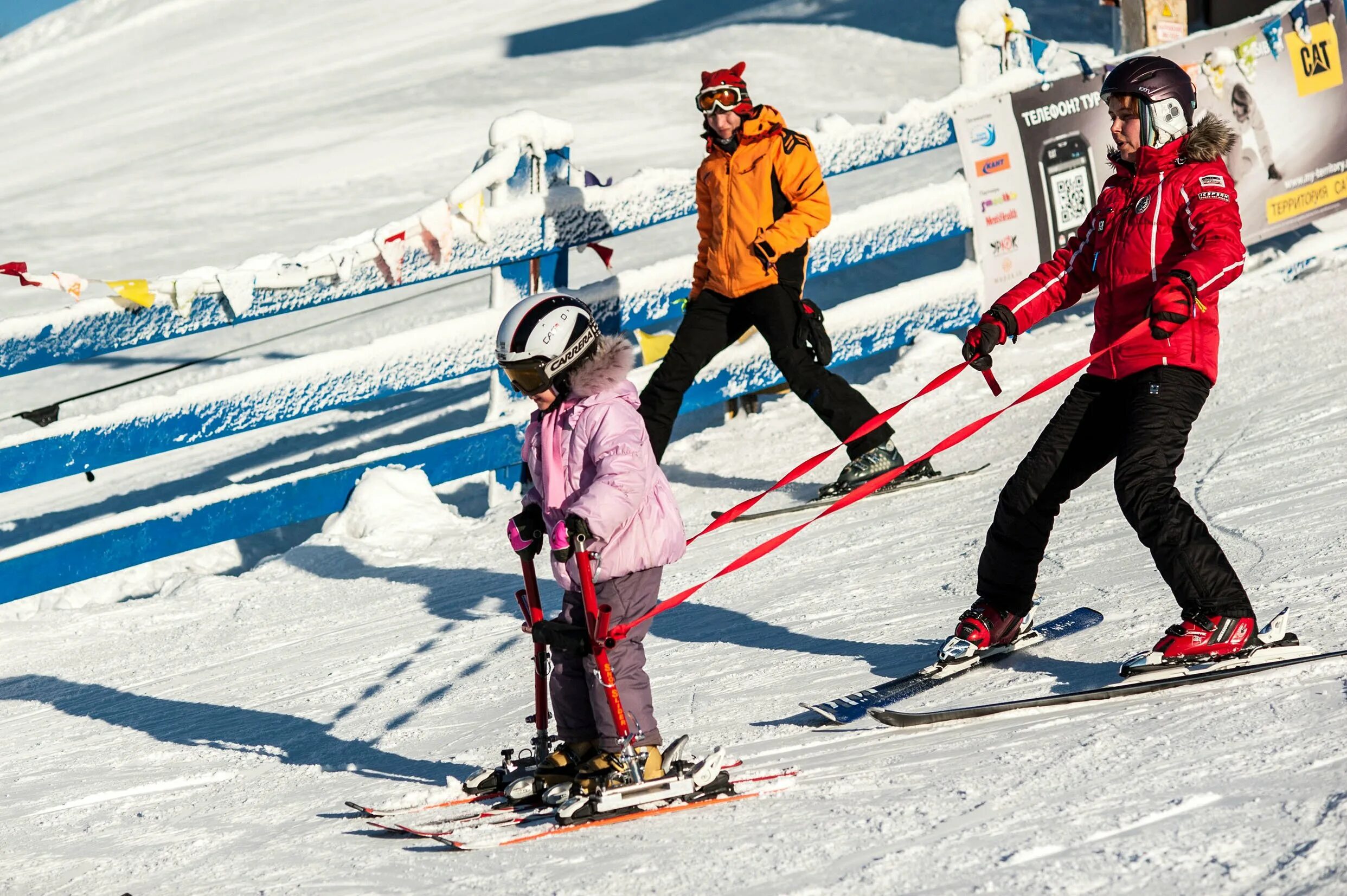 Горнолыжные занятия. Горнолыжный спорт дети. Дети на горных лыжах. Горные лыжи для детей с ограниченными возможностями. Инструктор горные лыжи.