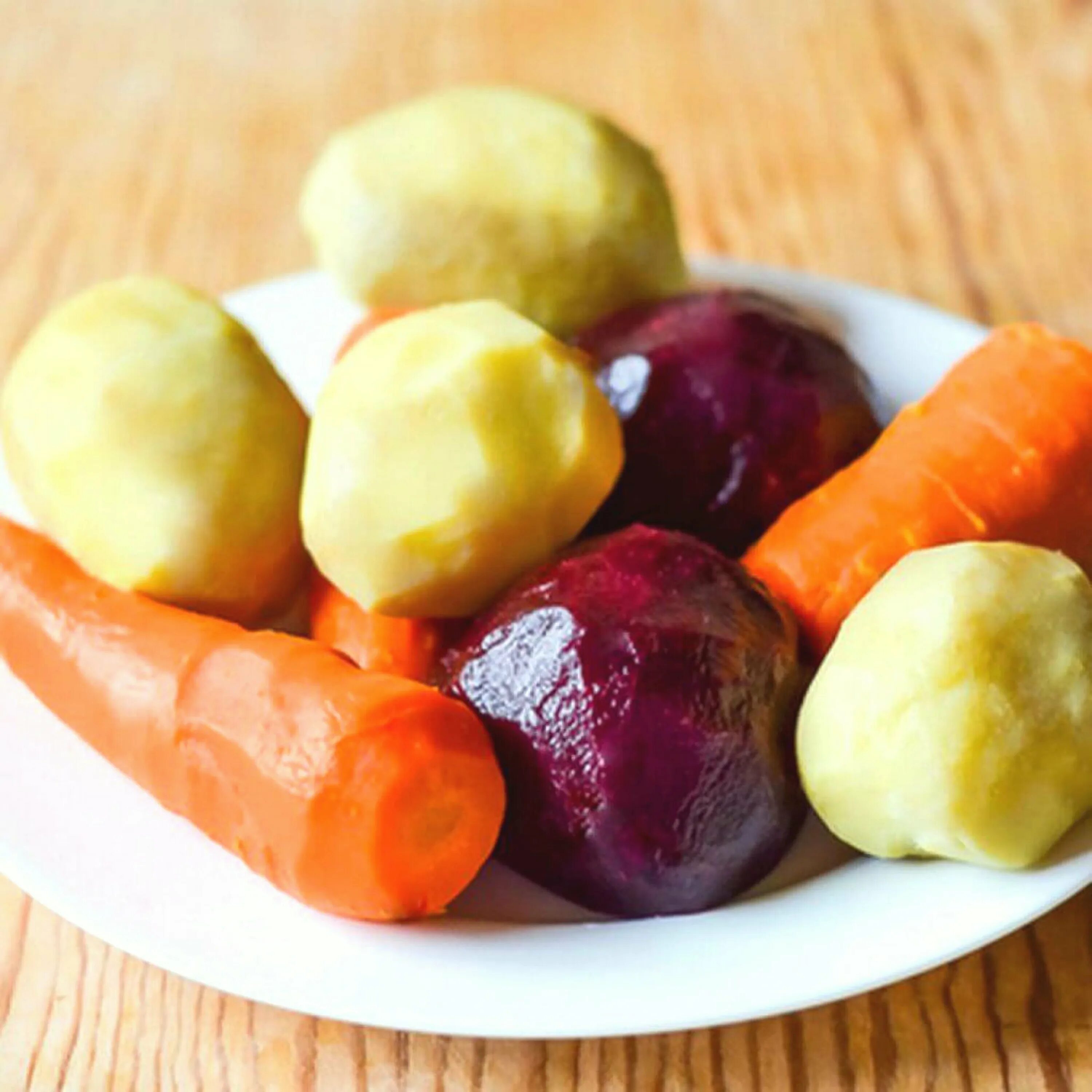 Салат картошка морковка свекла. Салат свекла морковь яблоко. Винегрет с хамсой. Салат. Свекольный салат с картошкой.