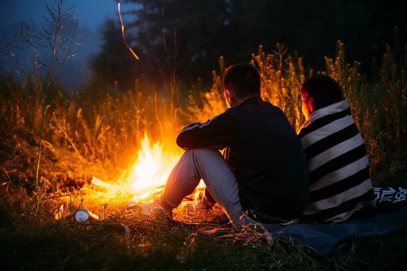 Романтический вечер для двоих. Зимняя фотосессия с парнем. Прогулка по ночному городу. Парень и девушка в поле. Прогулка ночь город.