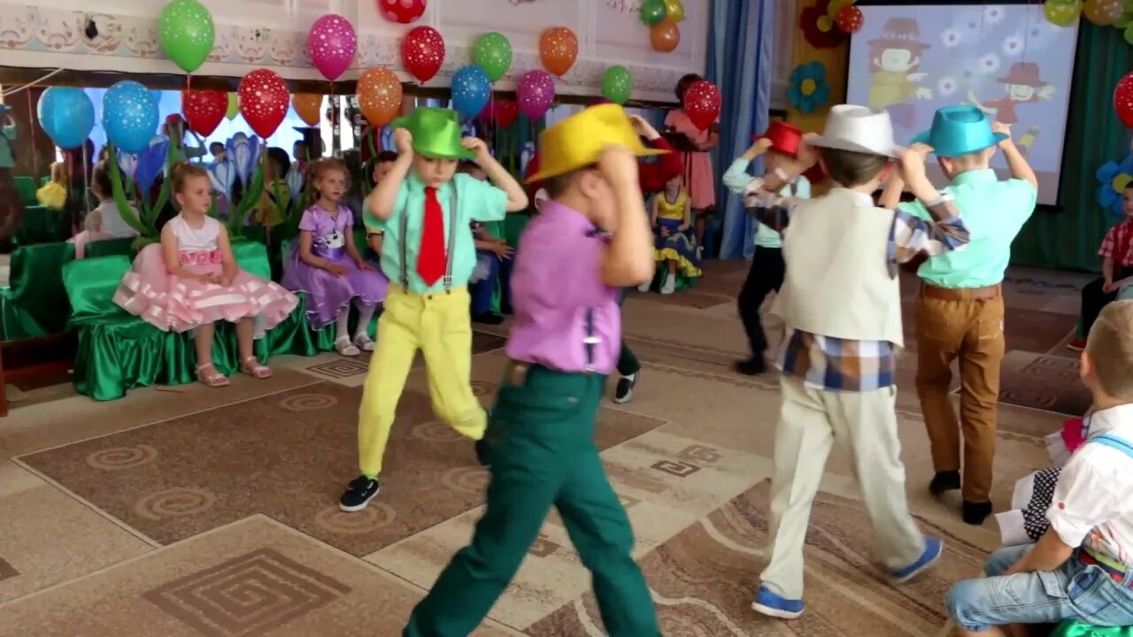Танец со шляпами в детском саду. Танец на выпускной в детском саду. Танец мальчиков на выпускной в детском саду. Танец со шляпами в детском саду. Джентльмены в детском саду.