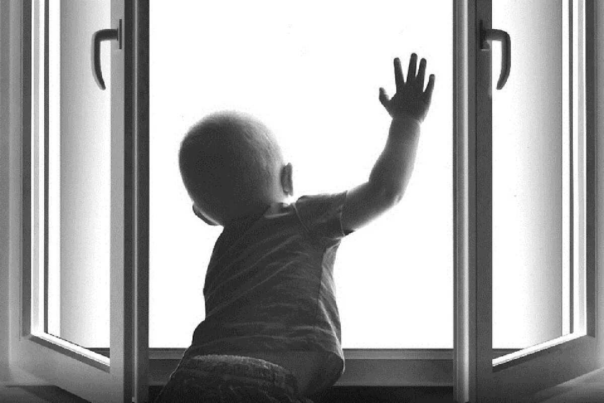 Безопасные окна для детей. Безопасность на окне. Безопасность открытые окна. Окно опасность для ребенка. Внимание открытые окна
