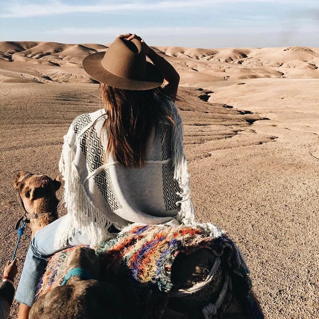 Journey around. Бохо пейзаж. Мода в пустыне. Стиль бохо Марокко. Фотосет модный в пустыне с зеркалом.