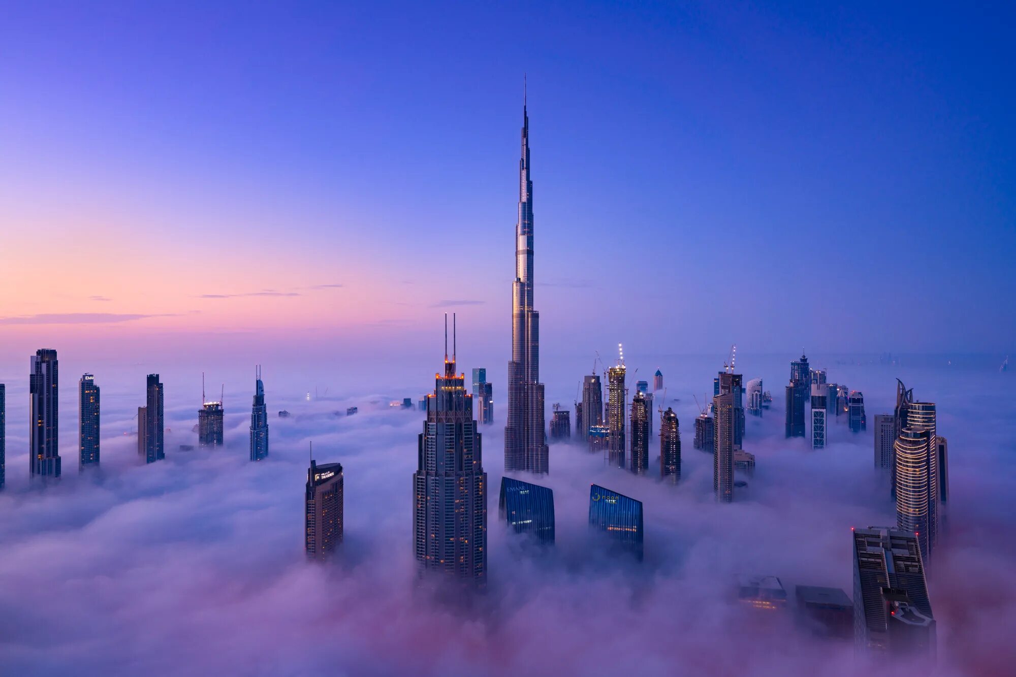 Дубай бурдж халифа 2024. Небоскрёб Бурдж-Халифа в Дубае. Бурдж Халифа в облаках. Дубай Бурдж Халифа в облаках. Пейзаж Бурдж Халифа Дубай.