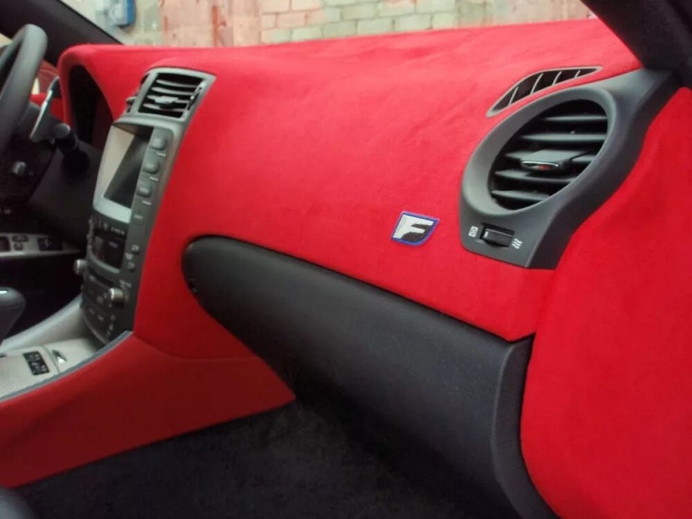 Торпедо z4 e85 алькантара. Перетяжка торпеды автомобиля. Обтяжка панели авто. Торпеда w204 алькантара. X5 f15 торпеда кожа.