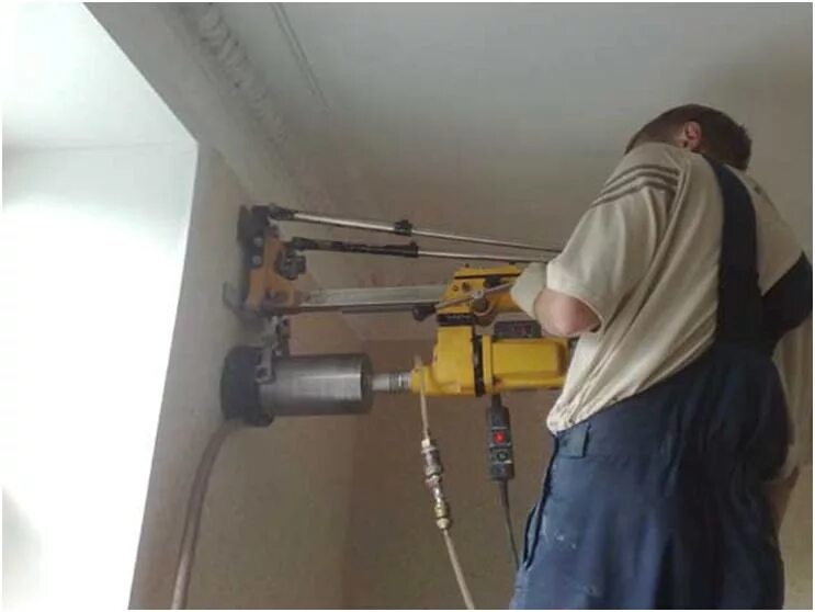 сверление отверстий в кирпичной стене под вентиляцию 120мм. отверстие в стене для вентиляции. алмазное бурение отверстие для м20. алмазное бурение бризер. алмазное бурение 110 мм.