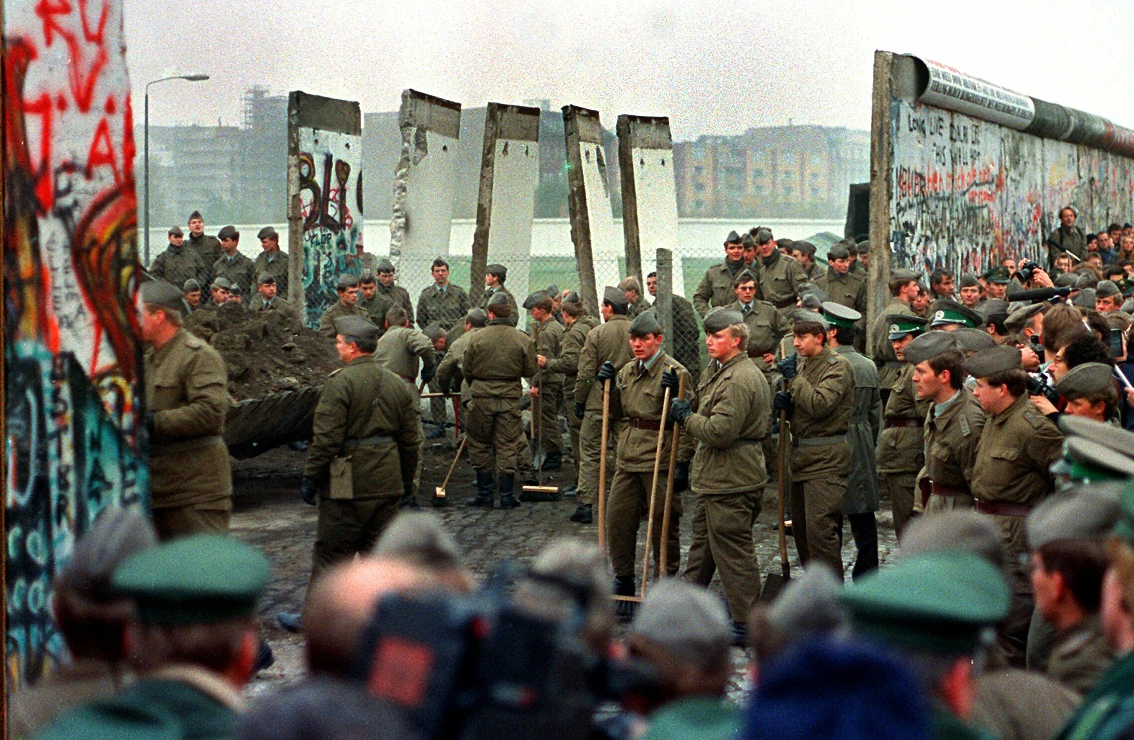 Фрг и гдр берлинская стена. 9 Ноября 1989 Берлинская стена. Крушение Берлинской стены 1989. 1989 Германская стена. Германия Берлин Берлинская стена.