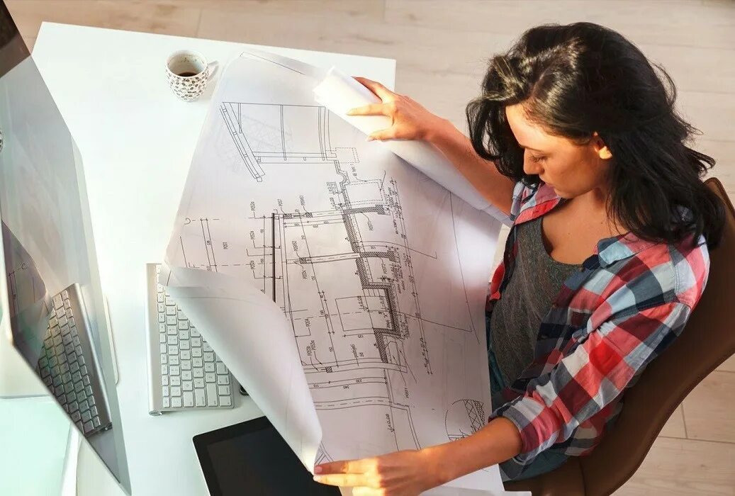 Архитектор чертит проект. Архитектор профессия. Архитектор профессия. Архитектор компьютер. Мужчина проектировщик.