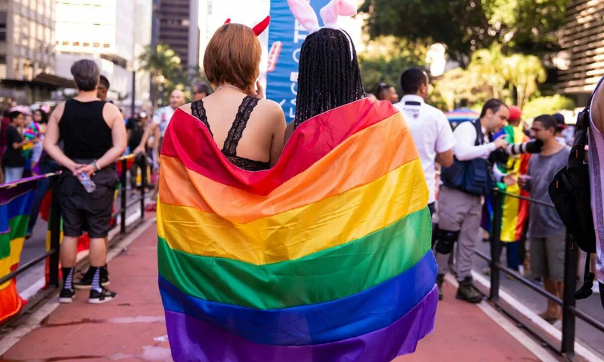 Флаг ЛГБТ. Фотосессия в стиле ЛГБТ. ЛГБТ люди. Одежда в цветах ЛГБТ.