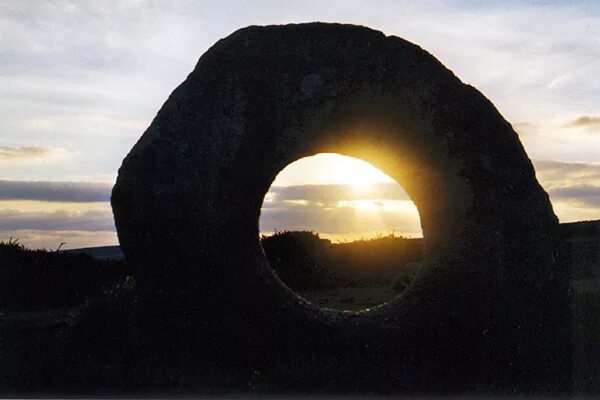 Мен эн тол. Человек превращается в камень. Камень мэн. Менгиры хакасии неолит. Статуя из камня.