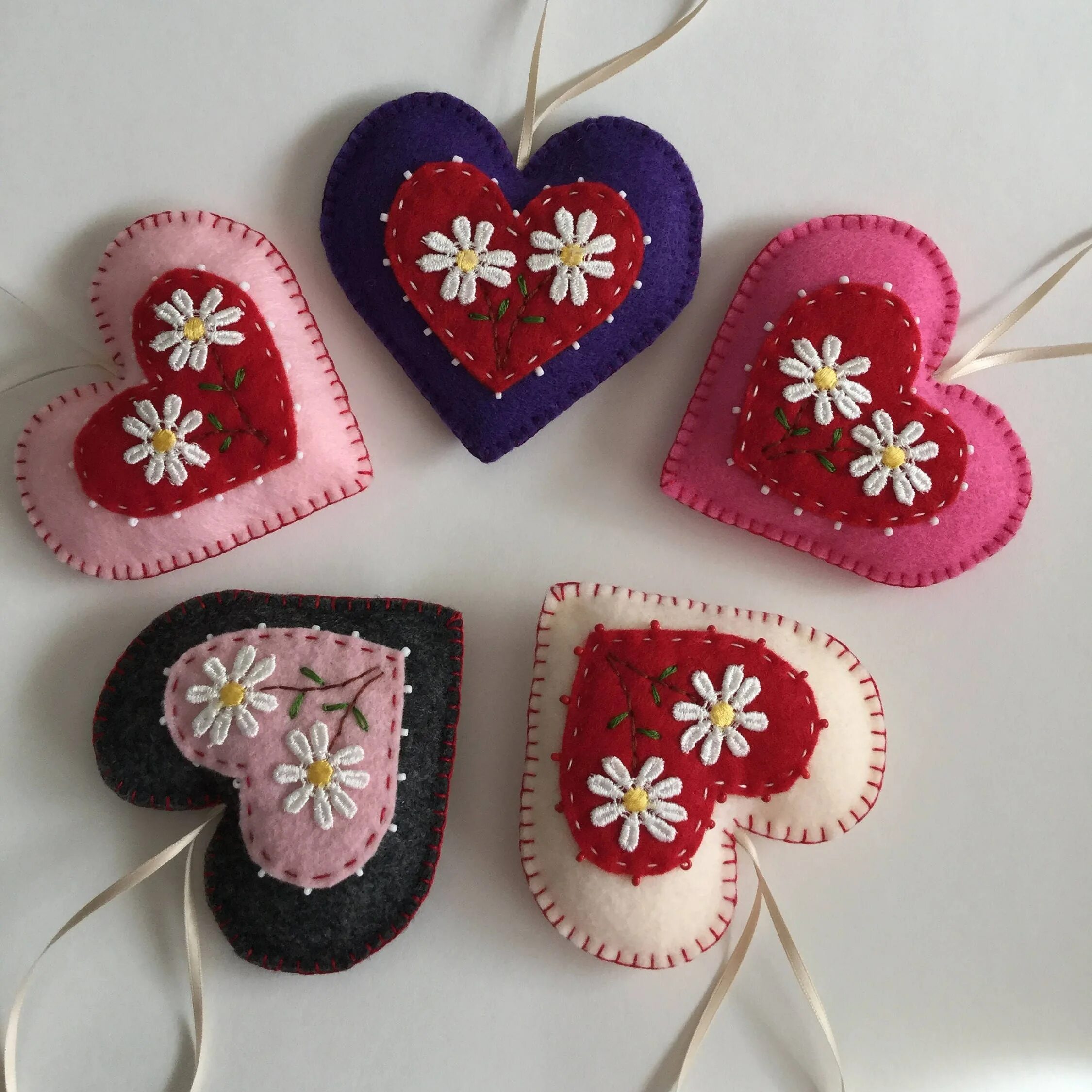 Сердечки из фетра. Сердце из фетра. Сердце из фетра. Валентинки из фетра. Поделки из фетра.