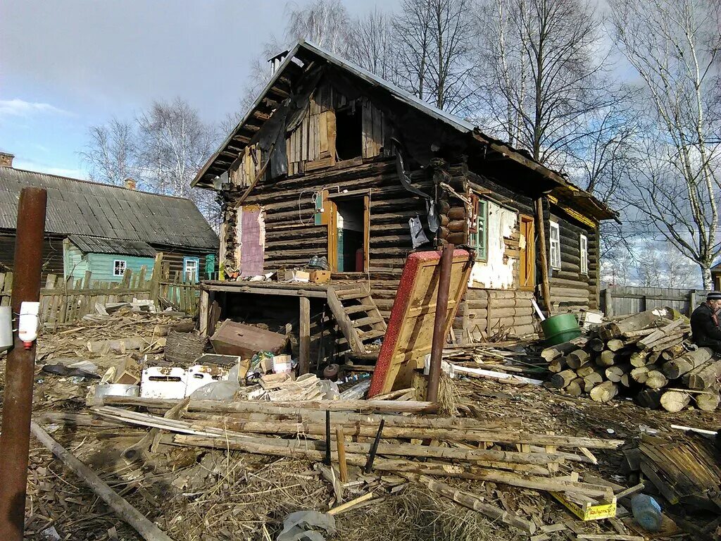 Стоит разобрать дом. Демонтаж старых домов. демонтаж деревянных домов. снос деревянного дома. демонтаж деревянного дома.