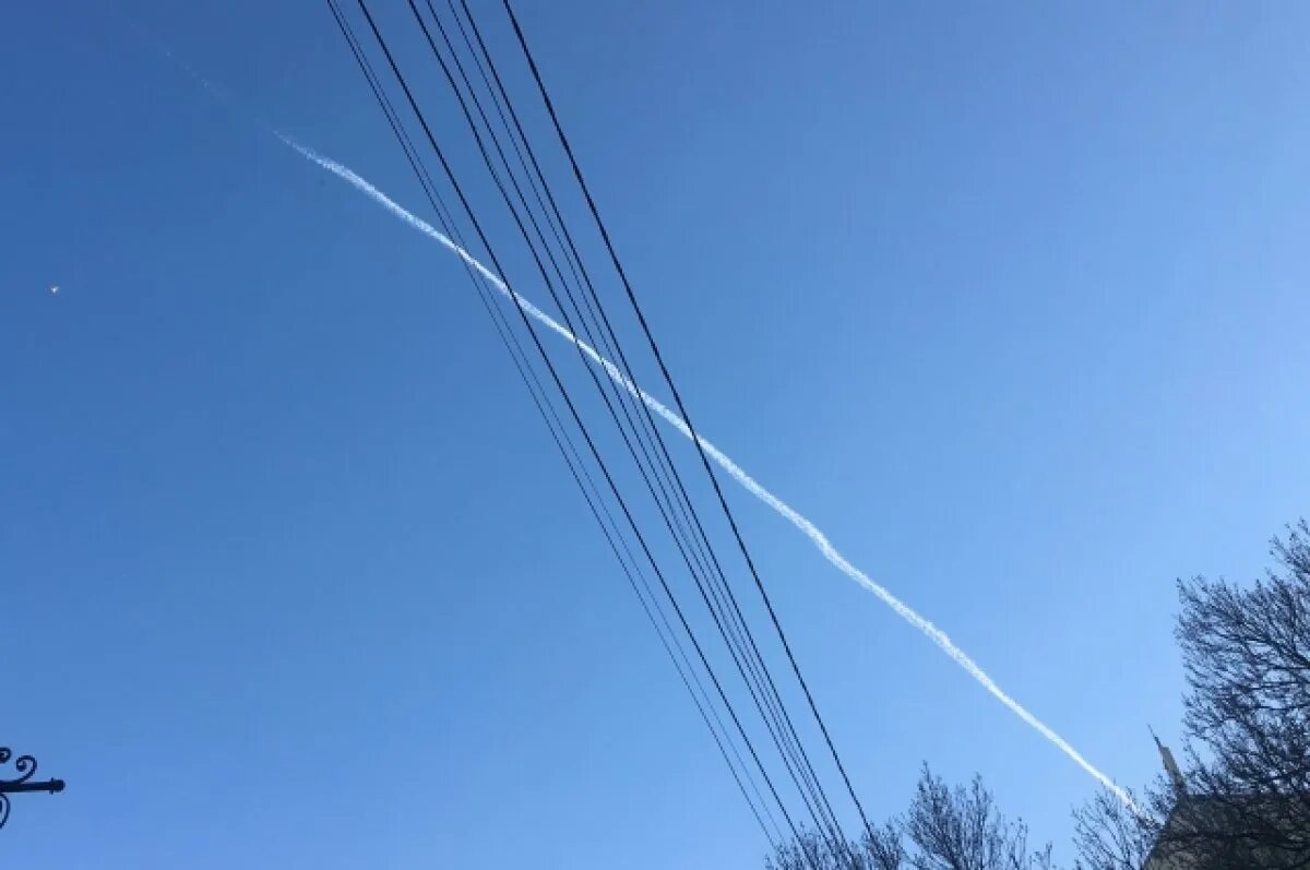 Смоленск хлопки. След от самолета. Военные самолеты в небе. Самолеты над Самарой. Самолет в небе.