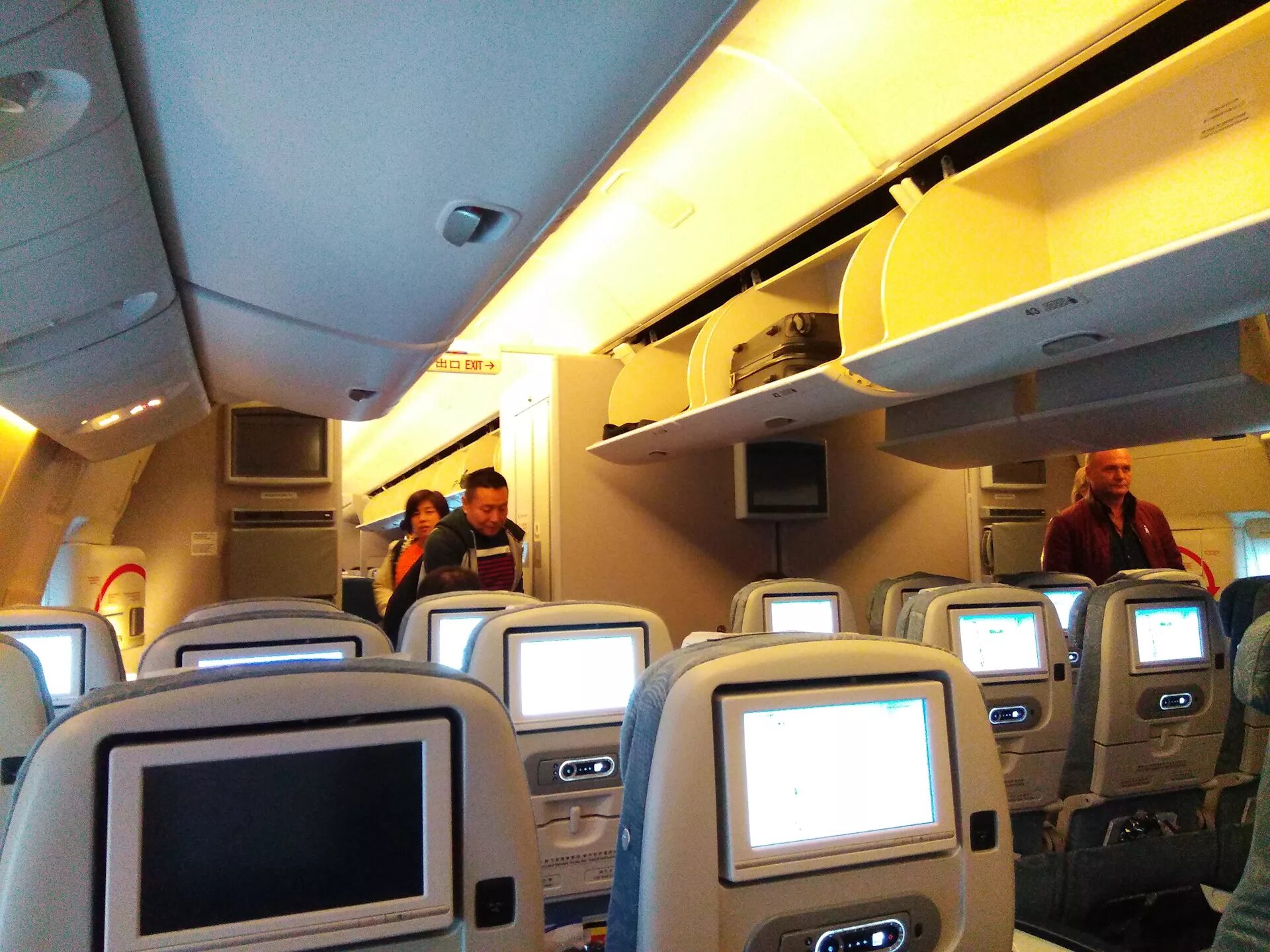 Пекин гуанчжоу. Самолет пекин шанхай. Китайская авиакомпания чем кормят. Москва гонконг на карте. Eastern china airlines c919 обои для телефона.