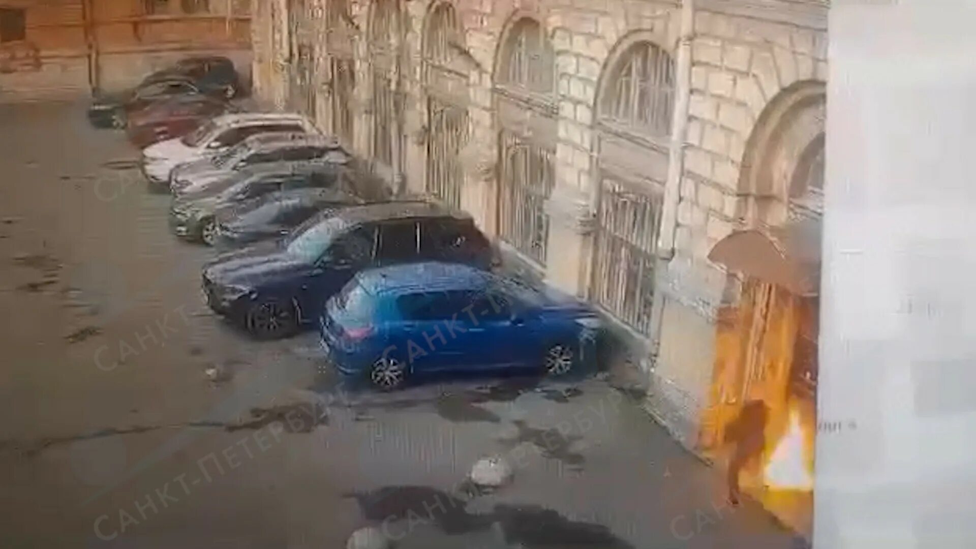 Поджог военкомата в петербурге. Поджог военкомата в петербурге. Пожар в здании. Поджог. Поджог военкомата в петербурге.