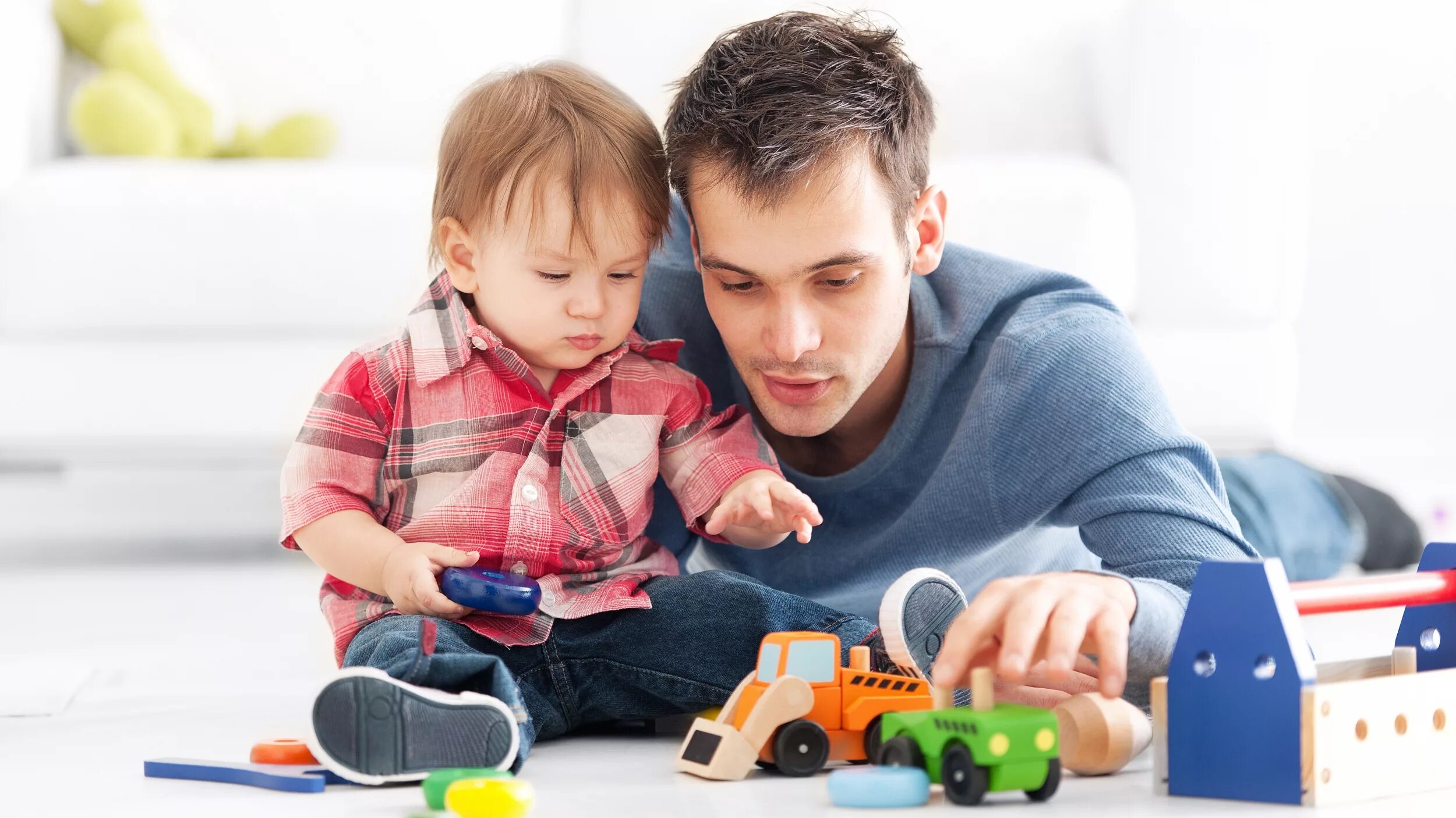 папа играет с сыном. папа играет том. игры вместе с детьми. папа играет том. мастерим вместе с папой.