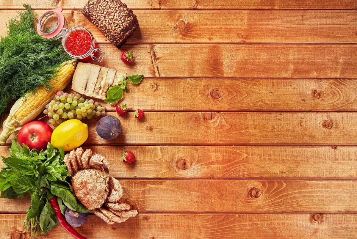 Фон еда. Мясо на деревянной доске. Красивый фон для выпечки. Фон еда. Рамка с кухонными принадлежностями.