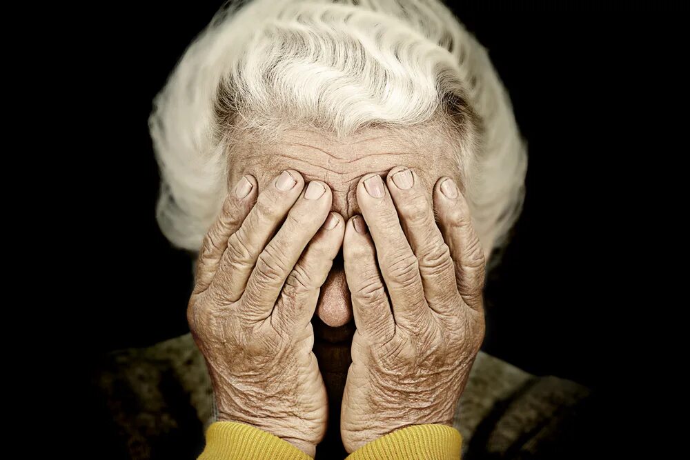 Почему герой обманул бабушку. Пожилые люди. Плачущая пожилая женщина. Страх пожилого человека. Пенсионерка плачет.