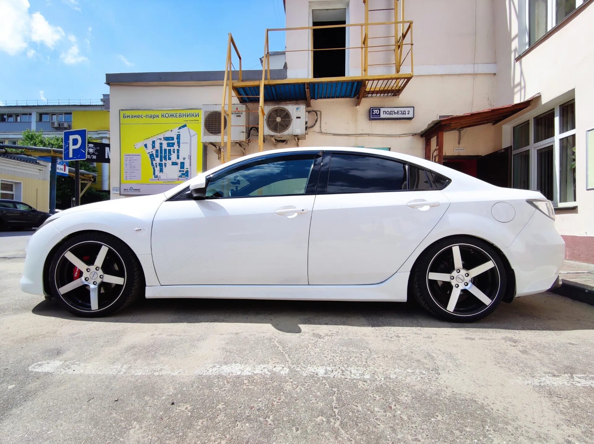 Воссены на мазда 6 gh. Vossen vfs1 r18. Диски vossen vfs2 r19. 1. Машина на 19 дисках.