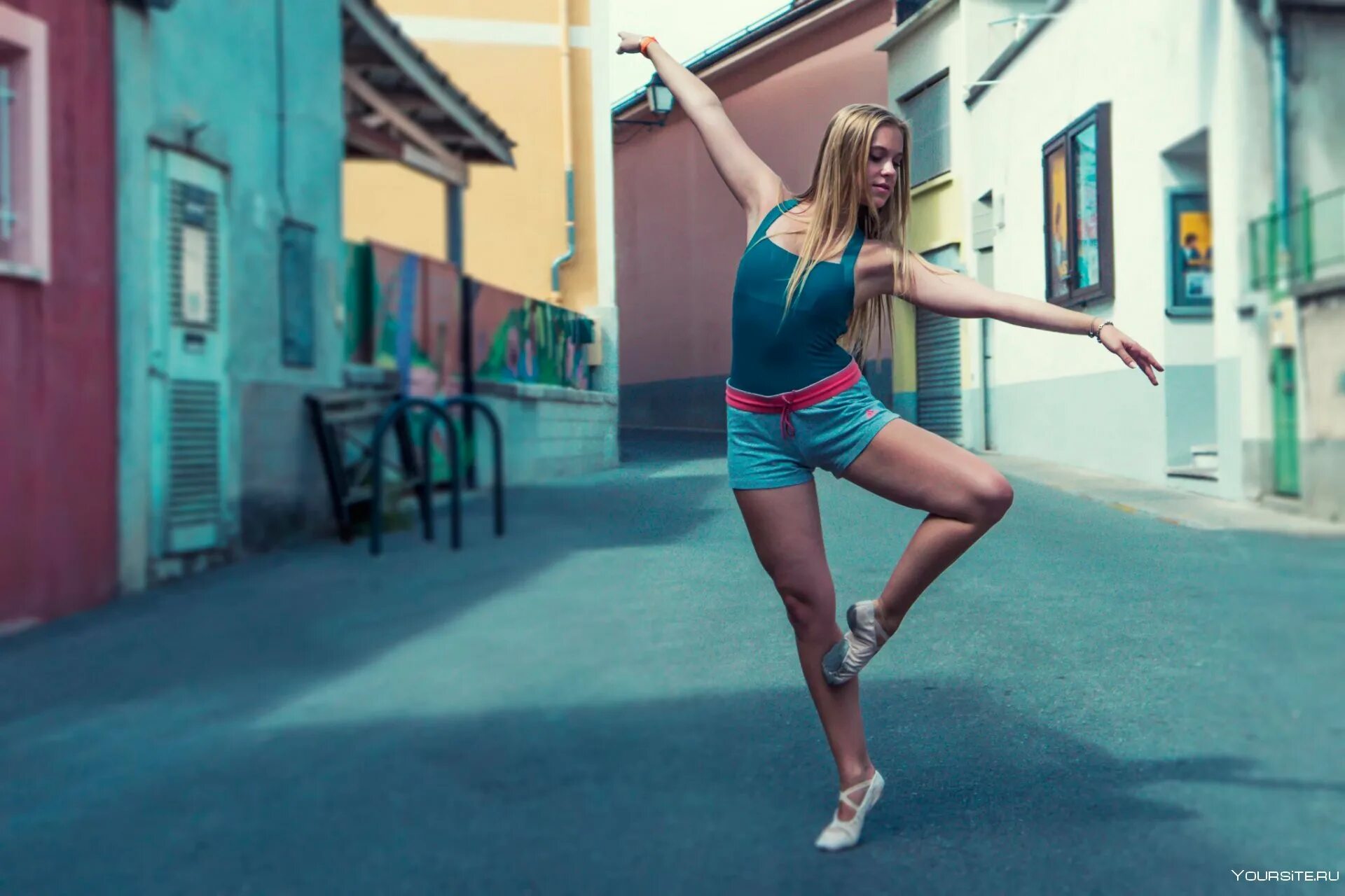 Молодая где танцует. Танцующая девушка. Красивая девушка танцует. Девушка танцует на улице. Девушка в движении.