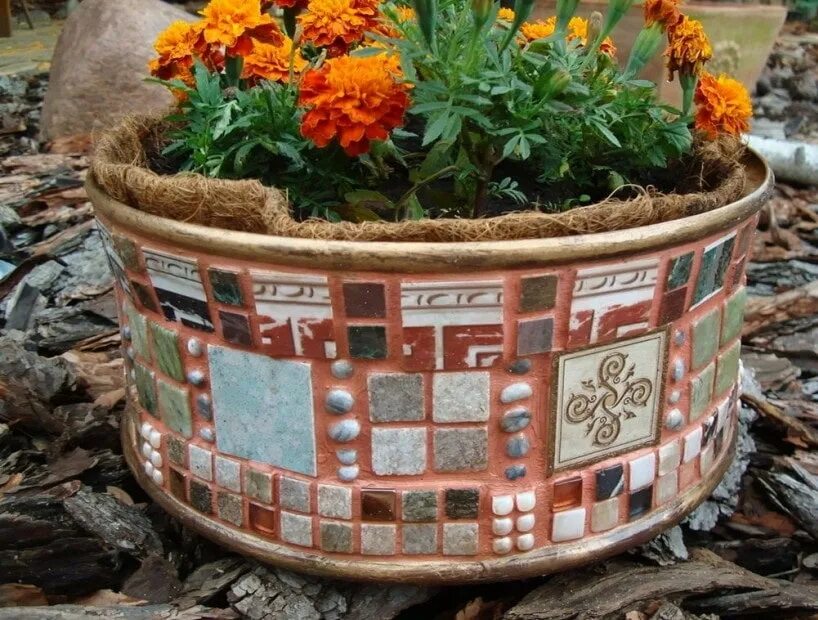 Декоративные клумбы. Клумба из плитки керамической. Flower in a pot. Вазоны из плитки. Вазоны из битой керамической плитки.
