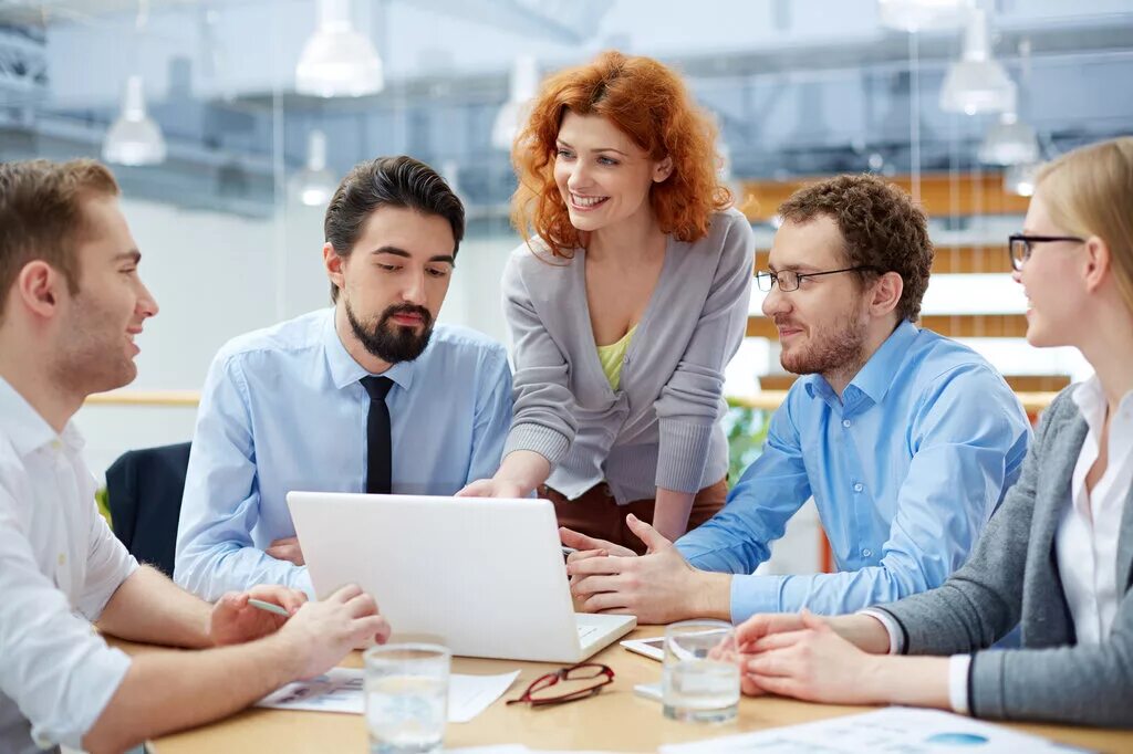 Сотрудник за столом в офисе. Корпоративный бизнес. Группа людей за столом. Бизнес люди. Discuss company.