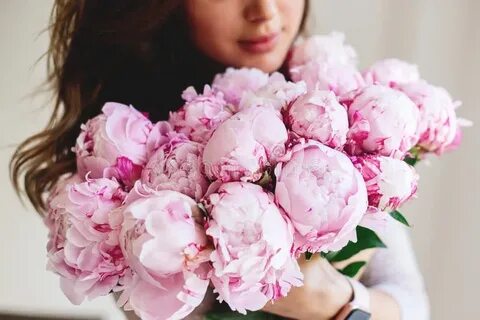 Женщина с букетом пионов