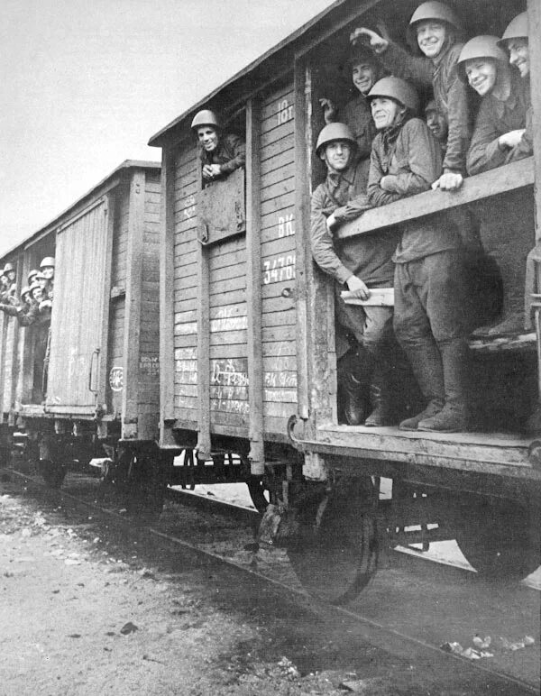 воинские эшелоны в годы великой отечественной войны. эшелон с эвакуированными в годы войны 1941. бронепоезд железнодорожный 1941. поезда эшелоны великой отечественной войны 1941-1945. мурманская железная дорога в годы войны 1941-1945.