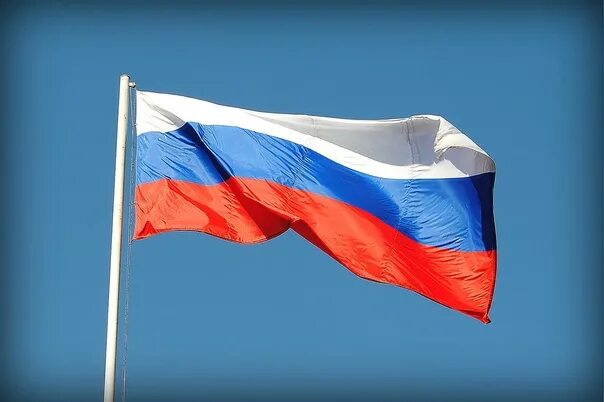 Развевать флаг. Развевающийся флаг. российский флаг развивающийся.