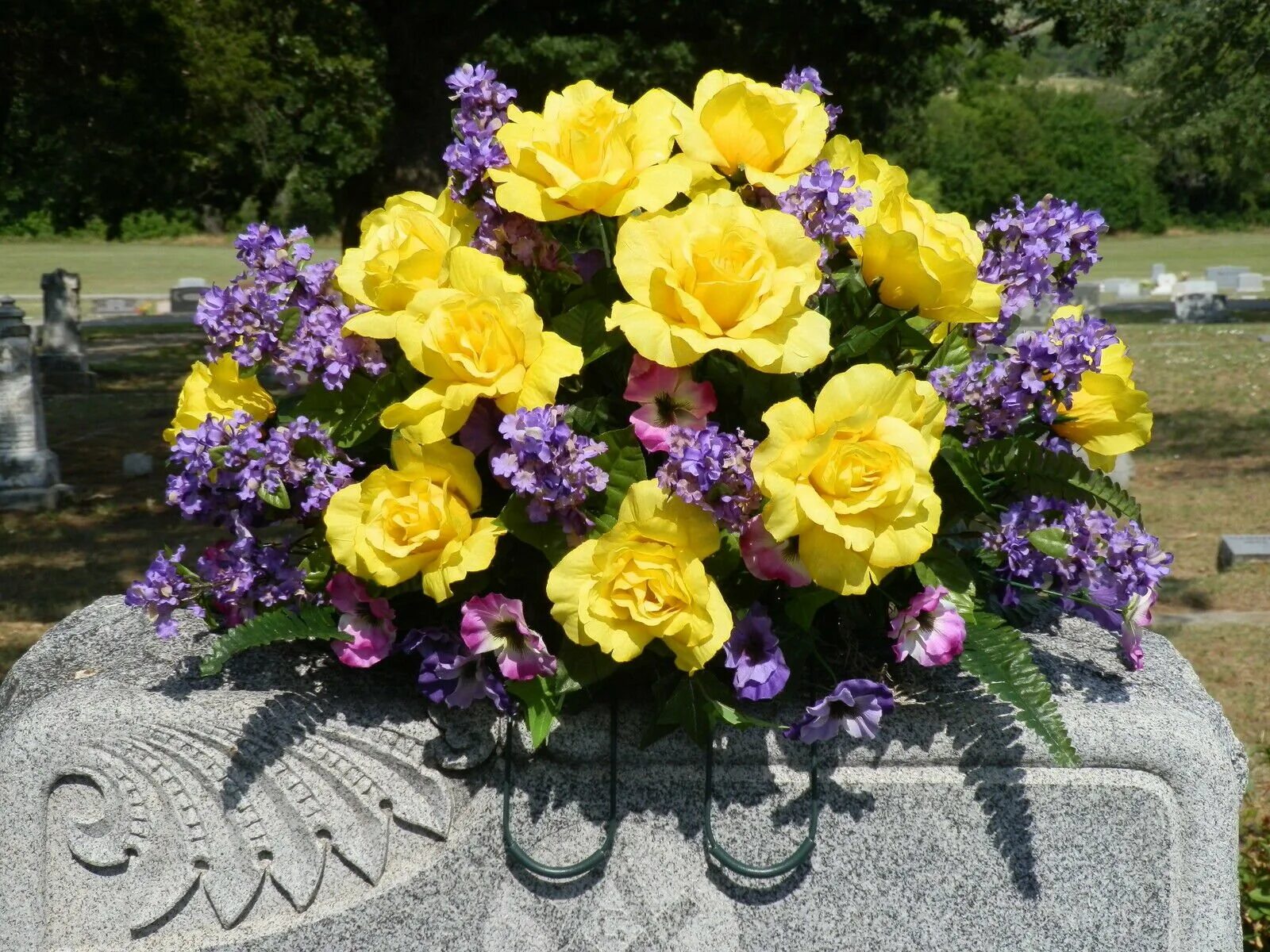 Можно ли искусственные цветы на могилу. Композиции из искусственных цветов на кладбище. Композиция из цветов на кладбище. Искусственные цветы на кладбище. Букеты из искусственных цветов на кладбище.