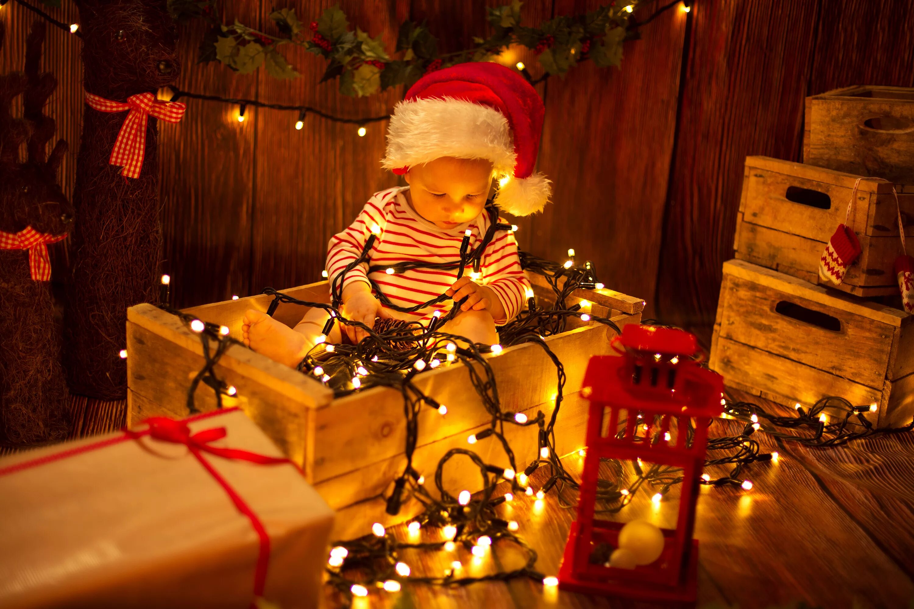 Хочется нового года. Новый год дети. Детям о Рождестве. Новогодние подарки для детей. Малыш под елкой.