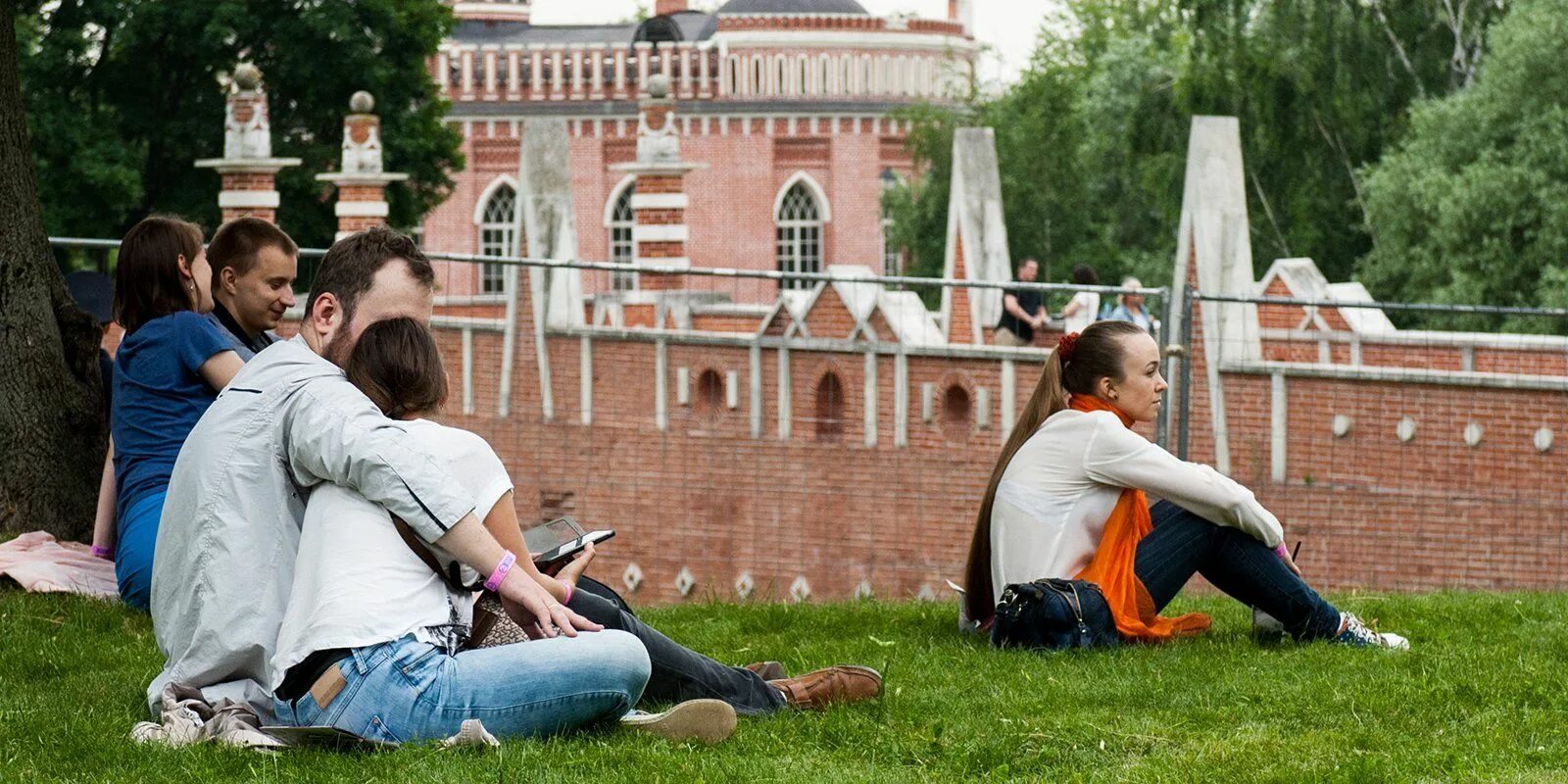 Семейные фотосессии в парке горького. Когда отреставрировали царицыно. Можно ли в царицыно с собакой. В царицыно можно с собаками. Москва музей-заповедник царицыно музей-заповедник царицыно.