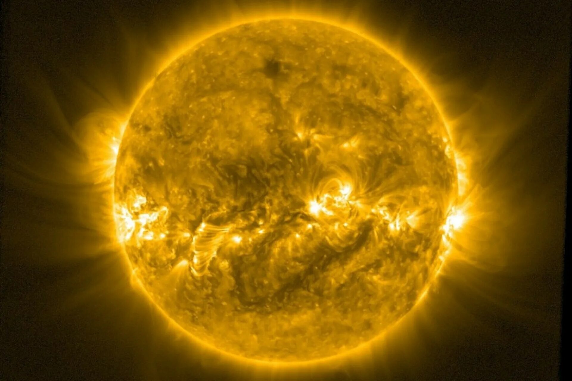 10 апреля солнце. Снимки солнца. Солнце картинка. Солнце в космосе.