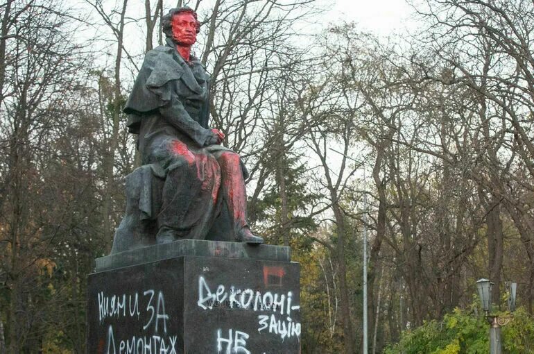 Гоголь толстой достоевский. Гоголь пухлый.