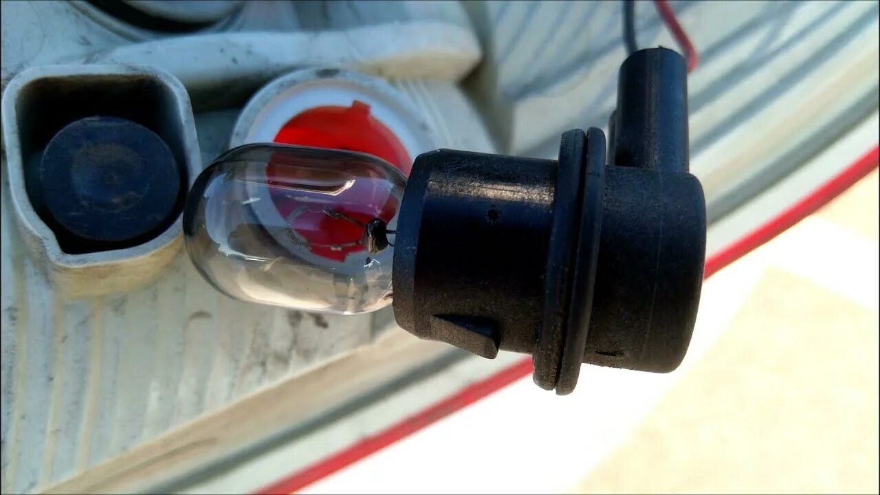 Лампочка стоп сигнала шкода октавия а7. Лампочки стоп сигнала шкода октавия а5. Шкода замена лампы стоп сигналов. Лампа стоп сигнала октавия а4. Шкода замена лампы стоп сигналов.