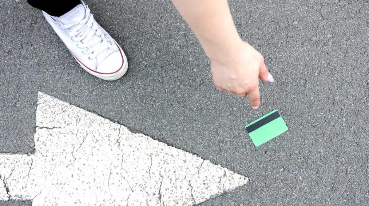 Что делать если ты нашел банковскую карту. Нашел карту что с ней делать. Потерял банковскую карту. Утеряна банковская карта. Потеряна кредитная карта.