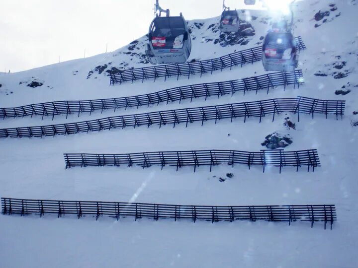 лавина в горах. лавина в нижнем. бомбардировка лавины. магазин лавина нижневартовск. противолавинные пирамиды.