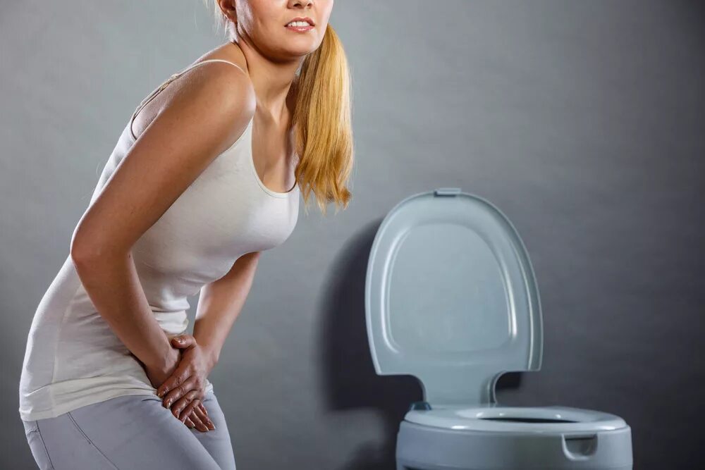 Девушка на унитазе с туалетной бумагой. Частые позывы в туалет по большому. Частые позывы к мочеиспусканию. Девушка бежит в туалет. Мужик бе же ит в туалет.