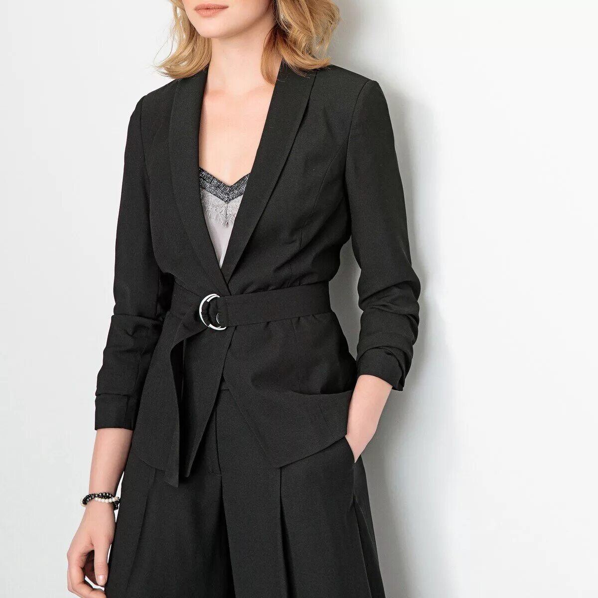 Удлиненный пиджак женский. Удлиненный пиджак женский. Черный удлиненный пиджак. Как называется длинный пиджак женский. Пиджак фуксия женский.