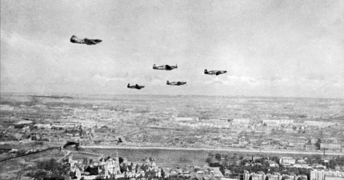 Москву бомбят. Первый налёт немецкой авиации на Москву в 1941. Налет немецкой авиации на Москву 22 июля 1941 года. Бомбёжка Москвы 1941. Бомбардировки Москвы в 1941 году.