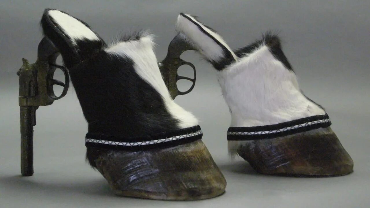 Башмаки для лошади. Смешная обувь. Подкова с лошадью. Sneakers for horses. Horse shoes.
