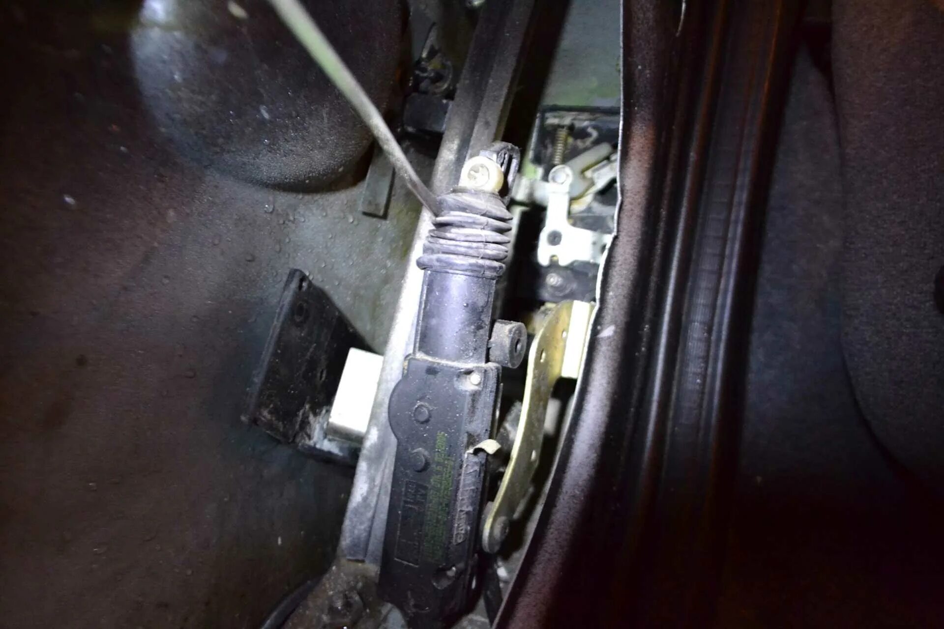 Замок нива шевроле. Тяга открывания двери шевроле нива. Замок задней двери нива шевроле. Регулировка задней двери нива шевроле. Шевроле нива дверь багажника дверь механизм открывание.