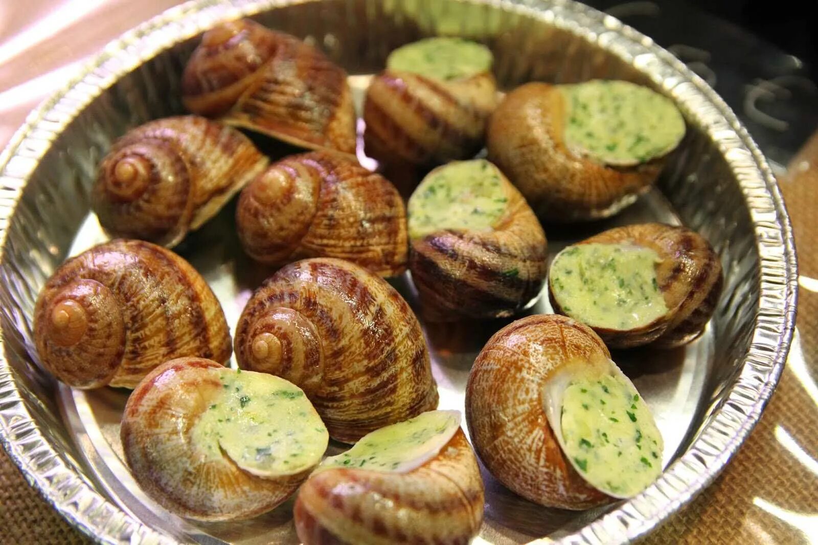 Улитка Виноградная escargots. Виноградная улитка съедобная. Виноградная улитка ВКУСВИЛЛ. Эскарго улитки Греция. Блюдо из улиток