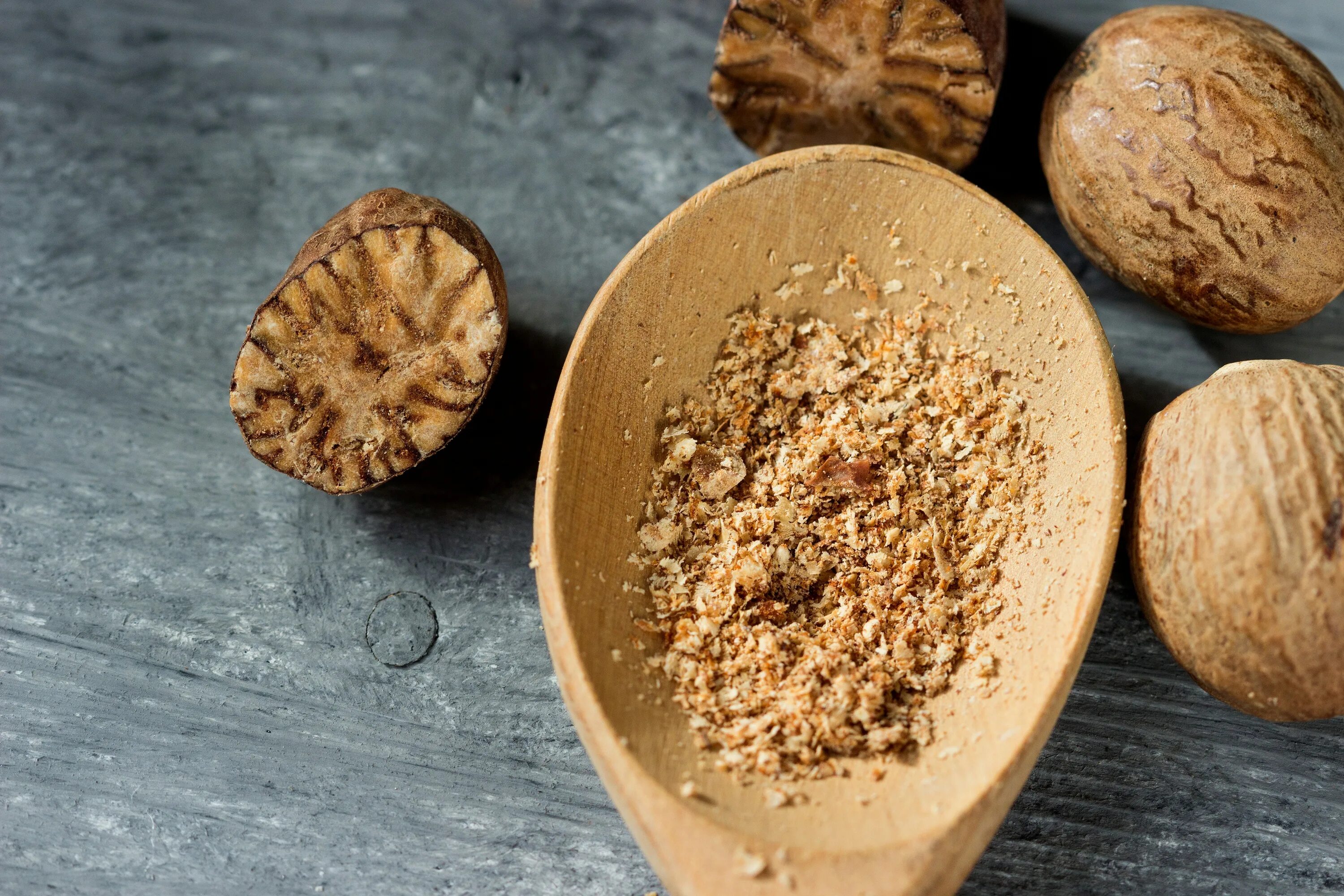 Nutmeg — мускатный орех. Мускатный орех наркотик. Мускатный орех специя. Тертый мускатный орех. Мускатный орех в какие блюда