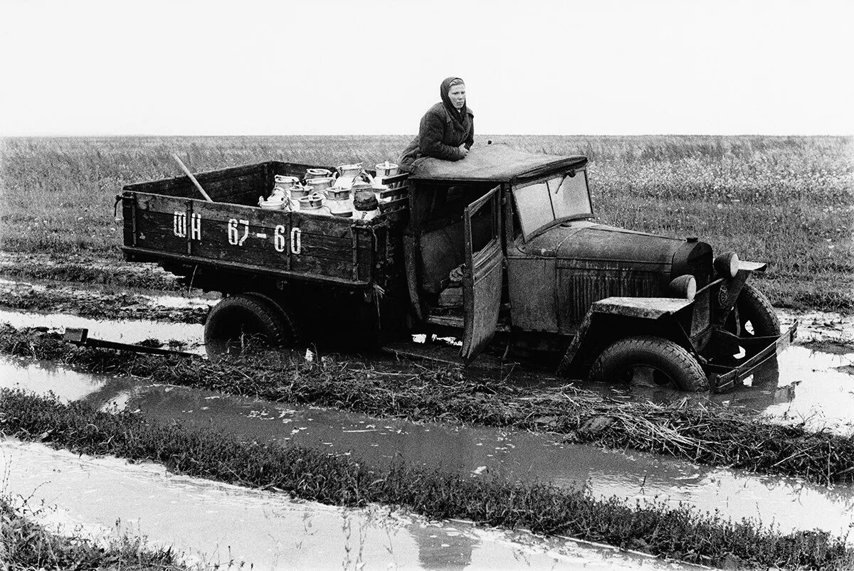 Водитель полуторки. Шведский фотограф Георг Одднер: СССР. ГАЗ мм полуторка 1943. ГАЗ 51 молоковоз. Грузовики колхозов СССР.