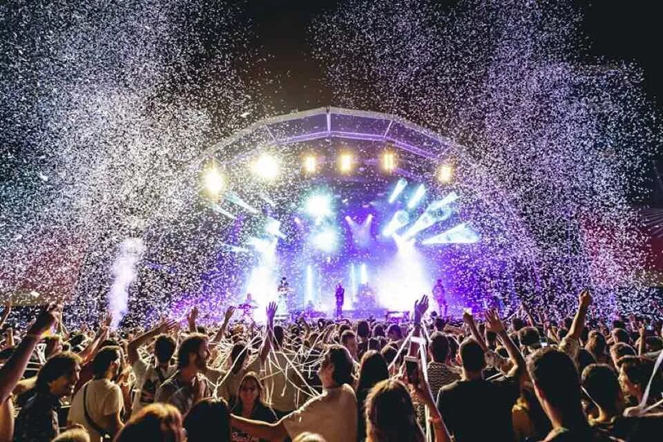 Hold a concert. Концерты в сочи в августе. Музыкальный концерт. Скайлет на концерте. Концерты в сочи.