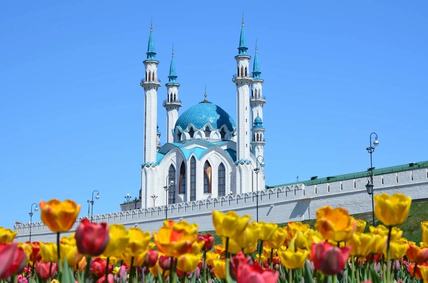 Какой будет май в казани. Казань кул Шариф летом. Казань весной кул Шариф. Кремль кул Шариф. Тюльпаны кул Шариф.